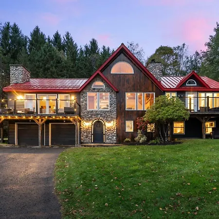 Luxury Log Chalet With Hot Tub, Games Room & Hill Views!